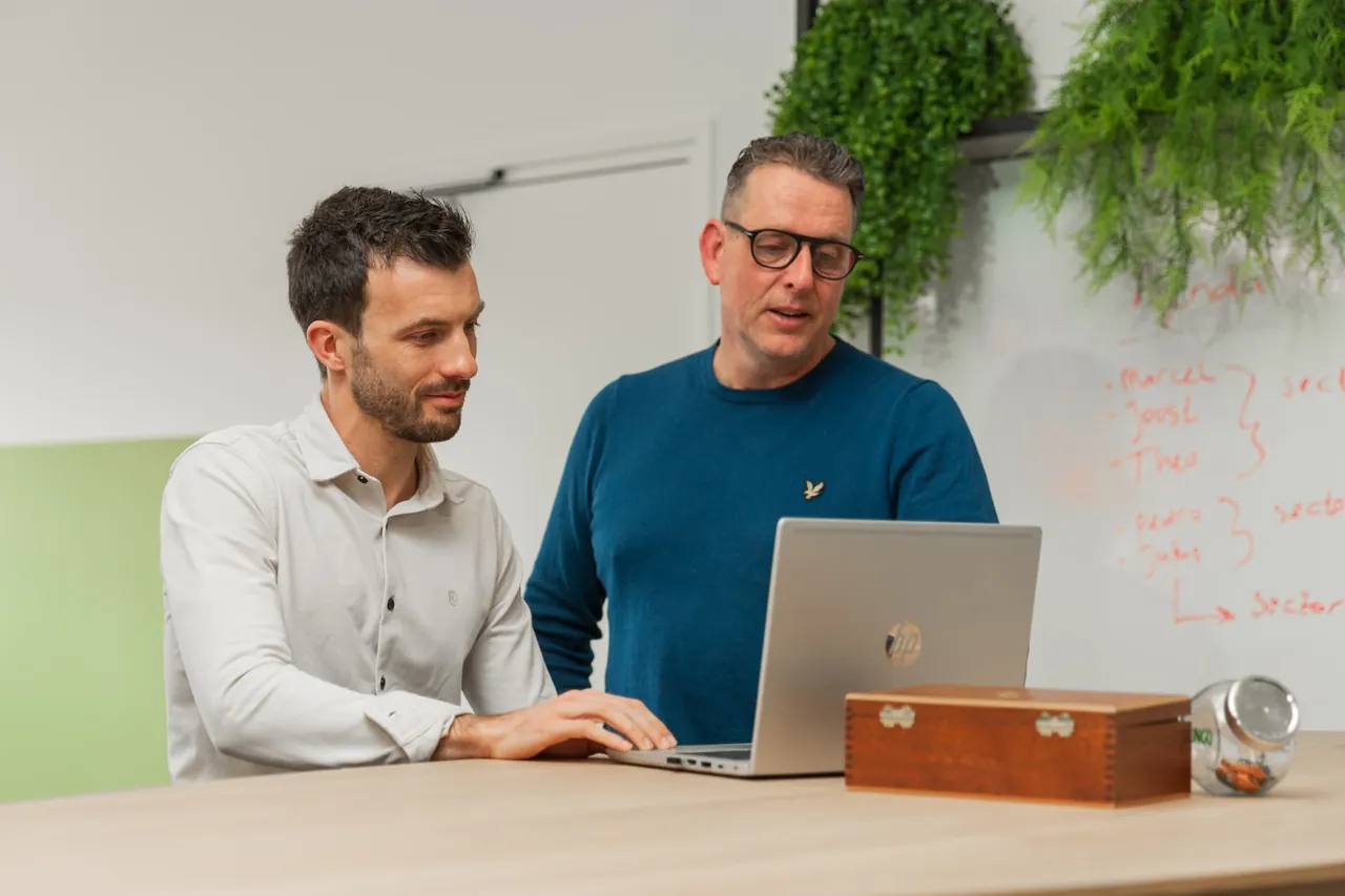 Rico en klant bespreken SEO-strategie
